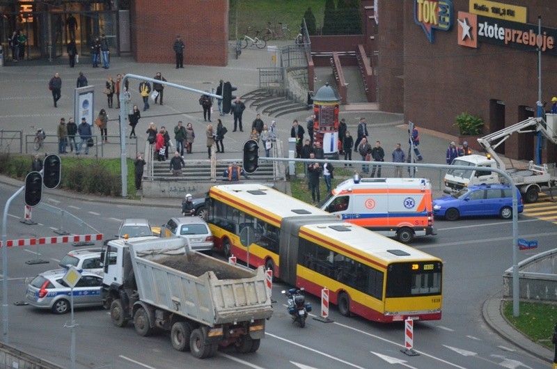 Zderzenie autobusu MPK z mercedesem na skrzyżowaniu...