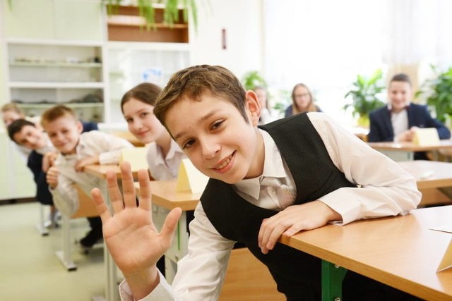 W okręgu, obejmującym województwo lubuskie, zachodniopomorskie i wielkopolskie byliśmy w środku stawki. Naszym uczniom, podobnie jak piszącym egzamin w całej Polsce, zdecydowanie lepiej poszła część obejmująca sprawdzenie umiejętności z języka polskiego. Młodzi Lubuszanie z tej części egzaminu uzyskali średnio 69,58 procent, podczas gdy średnia z matematyki wynosiła 50,98. Zobacz też: Sprawdzian szóstoklasisty 2016 w LubuskiemWśród gmin najlepiej wypadł Gubin. Tu średnia z obu przedmiotów wyniosła 67,89. Na drugim miejscu (67 proc.) jest Deszczno, a na trzecim Świebodzin (65,35 proc.). Wśród dwóch miast wojewódzkich lepiej sprawdzian napisali uczniowie z Zielonej Góry (67,32 proc.) przed młodymi gorzowianami, którzy zdobyli 64,60 proc. Najsłabiej sprawdzian napisali uczniowie z gminy Zabór. Tu łączna średnia z języka polskiego i matematyki wynosi 41,98 proc. Drugi od końca jest Trzebiechów (45,06 proc.), a trzeci Szczaniec (46,15 proc.).