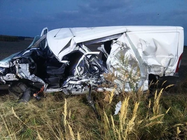 W czwartek wczesnym rankiem w miejscowości Korytnica w powiecie ostrowskim doszło do zderzenia dwóch samochodów dostawczych i ciężarówki. W wypadku zginął 21-letni kierowca jednego z aut. Zobacz zdjęcia ---->