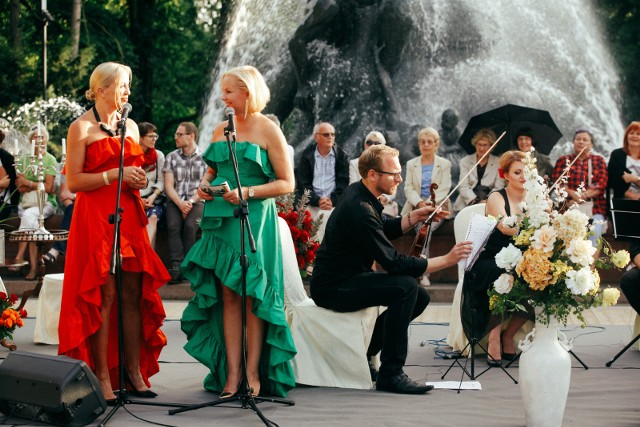 Za na nami trzeci koncert Fontanny Muzyki 2017, którego motywem przewodnim były utwory powstałe na kanwie tang. Można było usłyszeć, m.in., utwory Astora Piazzolli - kompozytora tanga argentyńskiego;  zabrzmiała też słynna „La Cumparcita” Rodrigueza czy „La Bamba” z Veracruz. Utwory mistrzowsko wykonali muzycy z Raffa Quartet, zawodowo związani z orkiestrą Opery Nova: Filip Lipski - skrzypce, Justyna Cieślak - skrzypce, Michał Rak - altówka, Cecylia Stanecka - wiolonczela. . A tanecznie zinterpretowali tancerze ze Studia Tańca Bailamos: Arkadiusz Kruszyński i Aleksandra Przybylak, Kacper Jędrzejczak i Nadia Powala, Filip Konopa i Katarzyna Kłossowska. Koncert był z dedykacją. Przedsiębiorca Piotr Mieczkowski zadedykował go wszystkim mieszkańcom miasta oraz swoim pracownikom. Organizatorem festiwalu Fontanna Muzyki jest Stowarzyszeni Bydgoskiej Fontanny Potop.