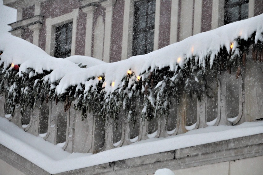 Zamojskie Stare Miasto tonie w śnieżnym puchu. I nadal sypie! Zobacz zdjęcia