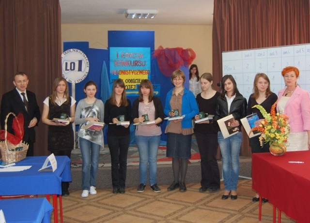 &#8222;Konkurs profesjonalnie poprowadziły uczennice liceum imienia Staszica w Ostrowcu: Aneta Połetek, Monika Kowal i Marta Dąbrowska&#8221;.