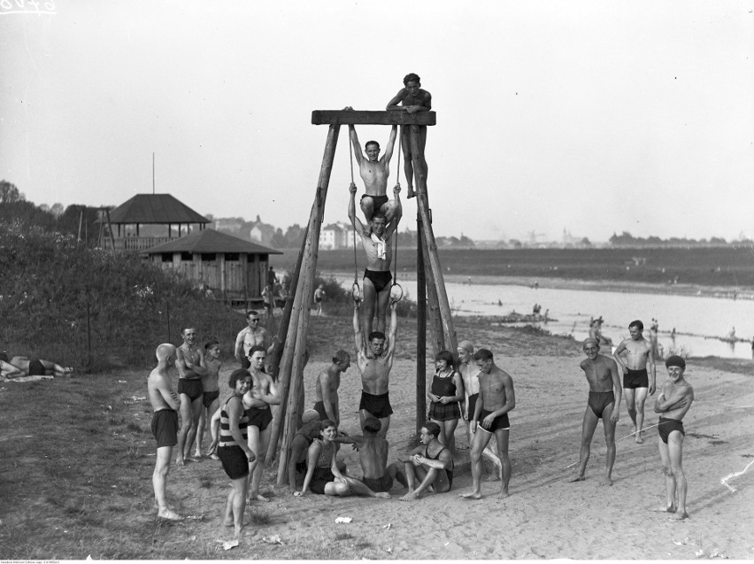 Plaża w Krakowie. Plażowicze podczas wypoczynku i zabawy na...