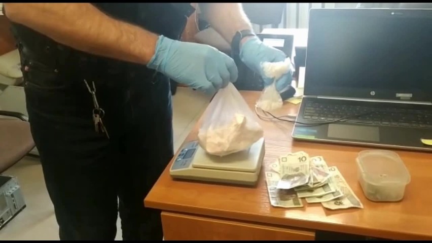 Gmina Brańsk. Amfetamina, marihuana i papierosy bez akcyzy w domu 42-latka. Mężczyzna został aresztowany (zdjęcia, wideo)