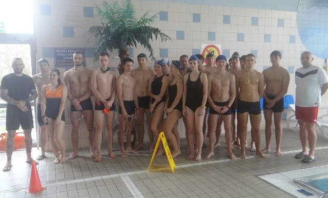 Włoszczowska młodzież z nauczycielkami wychowania fizycznego na basenie Nemo.