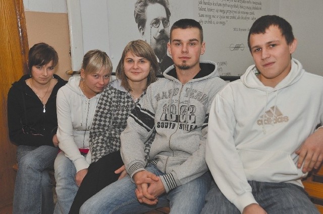 Paweł, Marcin, Aneta, Katarzyna i Ewa z Zespołu Szkół nr 4 twierdzą, że każdy powinien uczestniczyć w studniówkowej zabawie