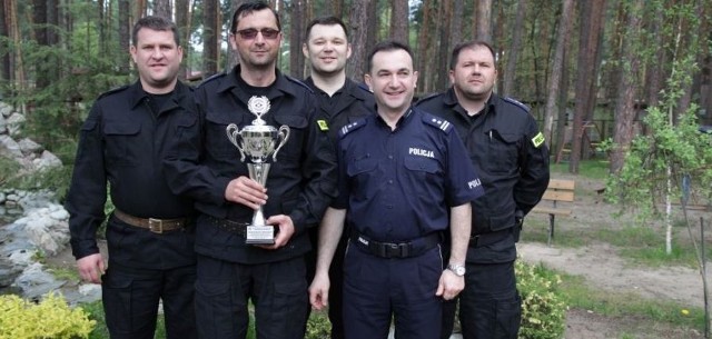 Zwycięska drużyna z Pińczowa wraz z zastępcą komendanta powiatowego tej jednostki Grzegorzem Makuchem (w niebieskim mundurze)