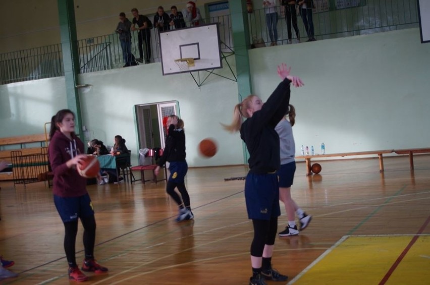 Koszykarki z II Liceum Ogólnokształcącego mistrzyniami powiatu starachowickiego