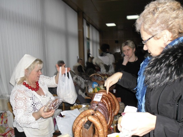 Wędliny wytwarzane w sposób tradycyjny, konsumenci cenią za jakość i smak.