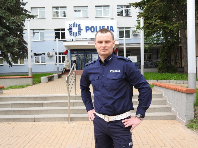 Mł. asp. Marcin Bobryk - jeden z policjantów, którzy pomogli kobiecie.