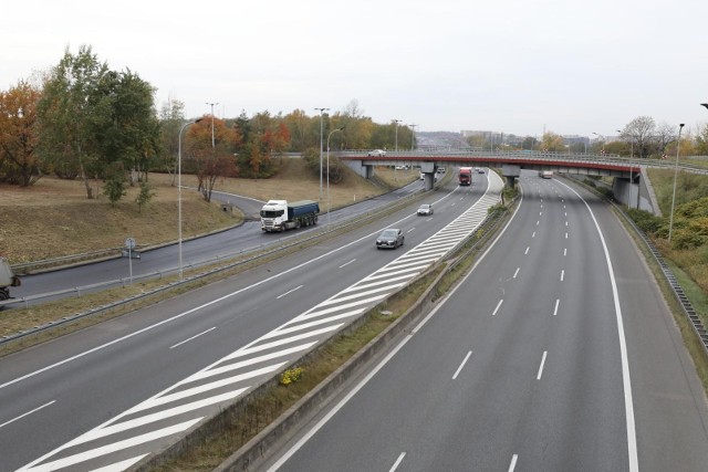 Remonty prowadzone są także na węzłach autostradowych. Wymiana nawierzchni jezdni Węzła Mysłowice (km 346 drogi) ma się zakończyć już w przyszłym tygodniu