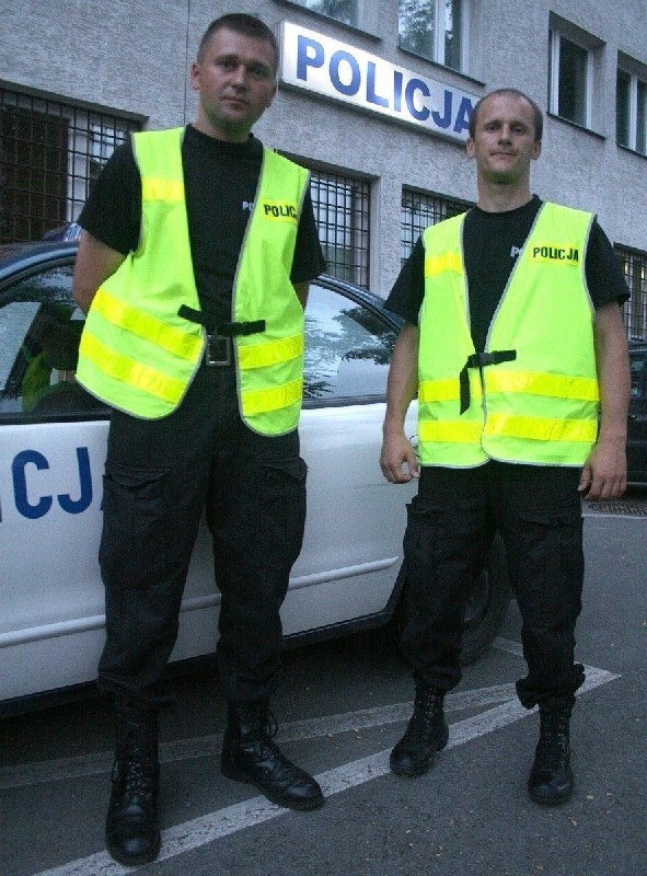 Starszy posterunkowy Bernard Dul (z lewej) i sierżant Grzegorz Szewc z Komendy Powiatowej Policji w Nisku zwyciężyli w wojewódzkich eliminacjach Turnieju Par Patrolowych "Patrol Roku 2009&#8221;.