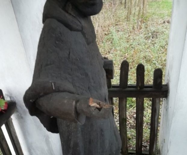 Zdewastowana figurka świętego Jana Napomucena w Krogulczej Mokrej.