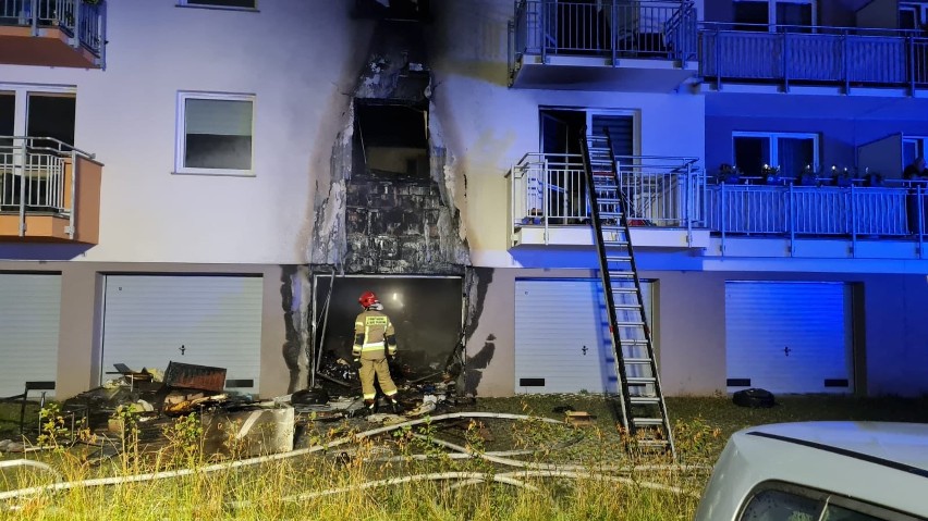 Nocne pożary na ul. Piotrkowskiej w Gdańsku (10.08.2021 r.). Dwie osoby potrzebowały pomocy, jedna z nich trafiła do szpitala