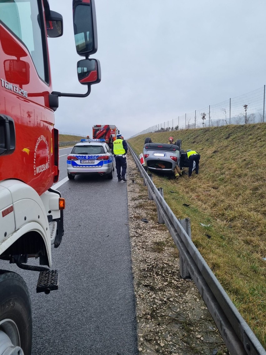 Na S7 w Wodzisławiu dachował samochód. Jedna osoba poszkodowana