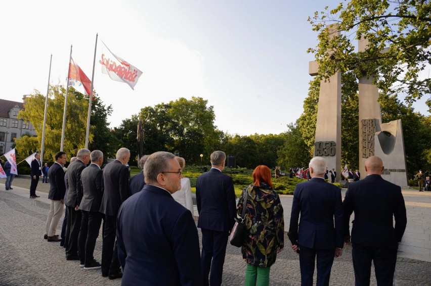 Przy pomniku Poznańskiego Czerwca 1956 r. uczczono rocznicę...