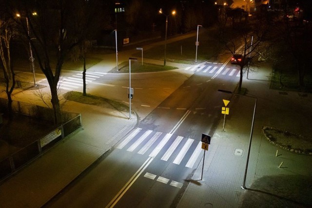 Zobaczcie najnowsze zdjęcia doświetlonych przejść dla pieszych przy ulicy Wachowiaka 8, przy skrzyżowaniu ulic Łokietka i Cegielnej, skrzyżowaniu ulic Jagiellońskiej i Jagiełły oraz przy Szkole Podstawowej nr 8. W tym roku miasto będzie kontynuowało doświetlenia przejść. Nad jakimi "zebrami" powinny pojawić się nowe LED-owe lampy?
