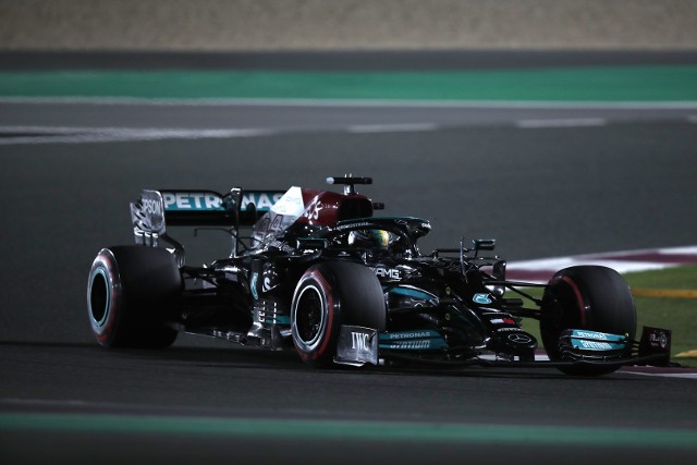 Lewis Hamilton z pole position w wyścigu o Grand Prix Kataru. Katastrofa Red Bulla