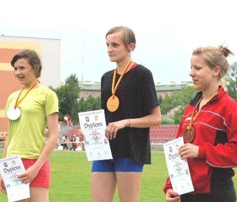 Dominika Zaniewska w biegu na 200 m juniorek młodszych wywalczyła brązowy medal (z prawej na zdjęciu).