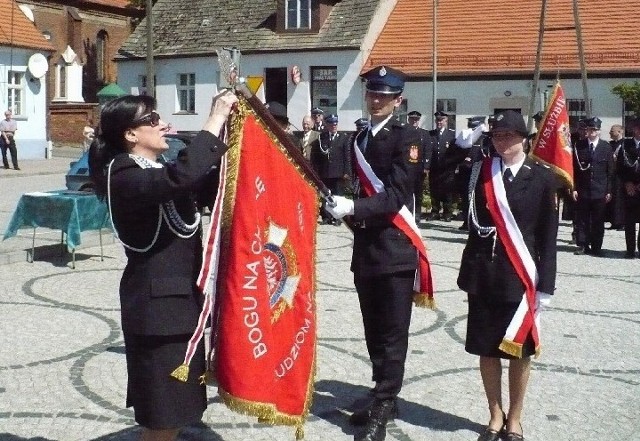 Podczas uroczystości druhna Elżbieta Polak z biura Zarządu Wojewódzkiego OSP udekorowała sztandar srebrnym medalem Za zasługi dla pożarnictwa.