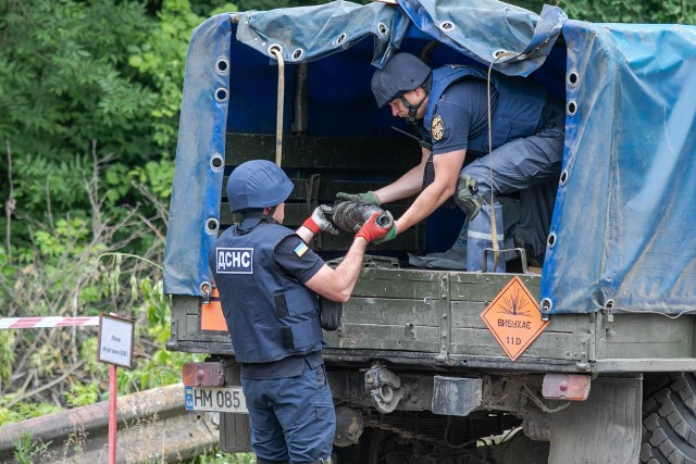 Każdego dnia saperzy usuwają dziesiątki min i niewypałów z terenu, gdzie toczy się wojna na Ukrainie