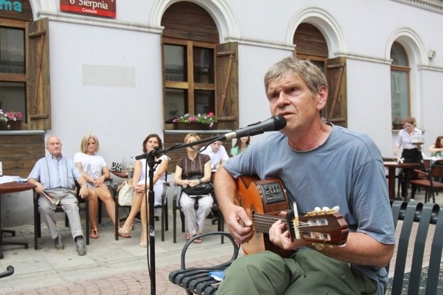 Lech Dyblik, znany aktor i piosenkarz dał koncert z okazji Urodzin Łodzi. Artysta śpiewał i grał na gitarze na ul. Piotrkowskiej przy 6 Sierpnia.