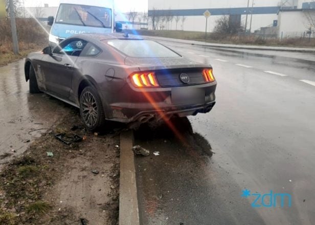 W środę, 9 lutego na ul. Bałtyckiej doszło do wypadku. Kierowca forda mustanga uderzył w sygnalizator.Przejdź do kolejnego zdjęcia --->