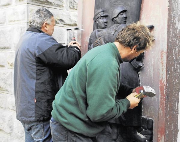 Przez ponad godzinę uzbrojeni w łomy, młotki i przecinaki pracownicy skuwali żeliwną tablicę z pomnika Armii Czerwonej