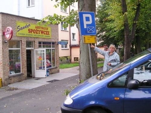 - Nie rozumiem znaku, który tu się znajduje - mówi Lidia Jakubowska. - W znakach drogowych obowiązujących w Polsce nie ma żółtej tabliczki z napisem &#8222;dla dostaw towaru&#8221;.
