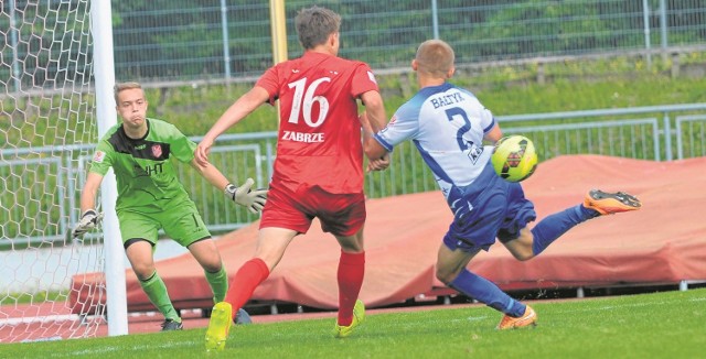 Juniorom starszym Bałtyku Koszalin (biało-niebieskie stroje)brakowało dokładności pod bramką gości z Zabrza. Z sześciu znakomitych sytuacji nie wykorzystali żadnej