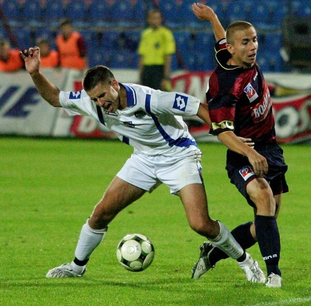 Młody zawodnik Pogoni, Mariusz Szyszka (z prawej), kiedy grał, zwykle prezentował się poprawnie. Nie może być jednak pewien pozostania w klubie na kolejną rundę.