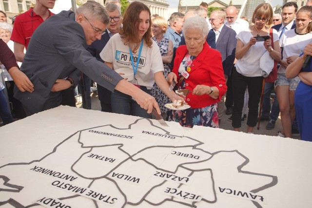 Olbrzymi tort upamiętnił obrady Okrągłego Stołu w 1989 roku i pierwsze częściowo wolne wybory. Częstowanie smakołykiem odbyło się na placu Wolności w ramach obchodów Poznańskich Dni Rodziny 2019.
