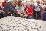 Poznań: 89-kilogramowy Tort Wolności podzielono na 1200 kawałków i rozdano poznaniakom [ZDJĘCIA]