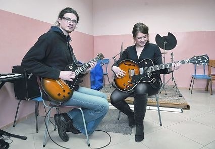 Katarzyna Kwaśniewska i Adam Janicki na lekcji gry na gitarze