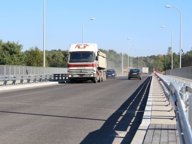 Kierowcy już mkną po nowym wiadukcie Nowy wiadukt umożliwia kierowcom komfortowy i bezpieczny przejazd nad szerokim torem.
