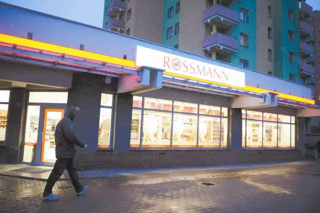 Kolorowe neony sklepu Rossmann kuszą mieszkańców Kędzierzyna-Koźla już od kilku dni. (fot. Daniel Polak)