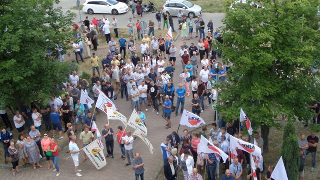 Przed siedzibą zarządu ISD Huty Częstochowa 28 czerwca protestowali pracownicy huty