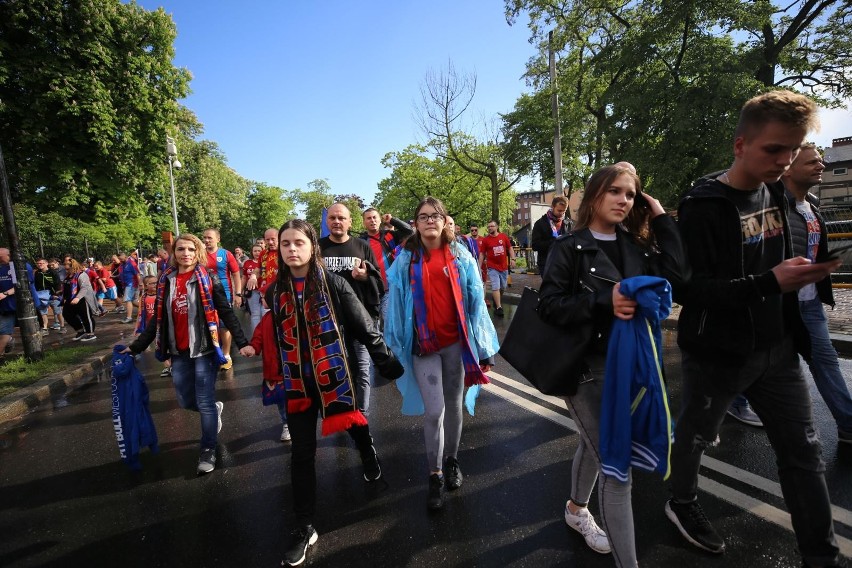 Zobacz kolejne zdjęcia. Przesuwaj zdjęcia w prawo - naciśnij...