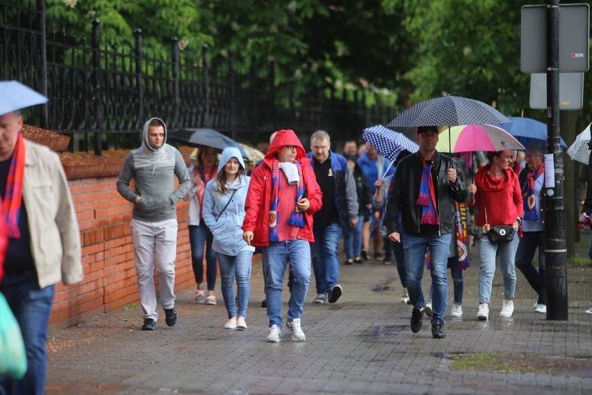 Zobacz kolejne zdjęcia. Przesuwaj zdjęcia w prawo - naciśnij...