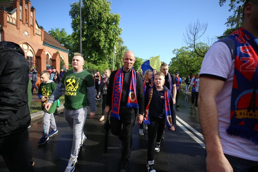 Zobacz kolejne zdjęcia. Przesuwaj zdjęcia w prawo - naciśnij...