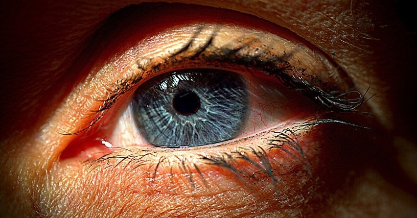 Nietypowe objawy koronawirusa: Ból i zaczerwienienie oczu mogą być objawami COVID-19. Można z tym walczyć