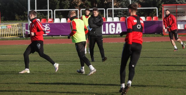 Trener Radosław Mroczkowski pierwszy trening na boisku ustalił na godz. 18.