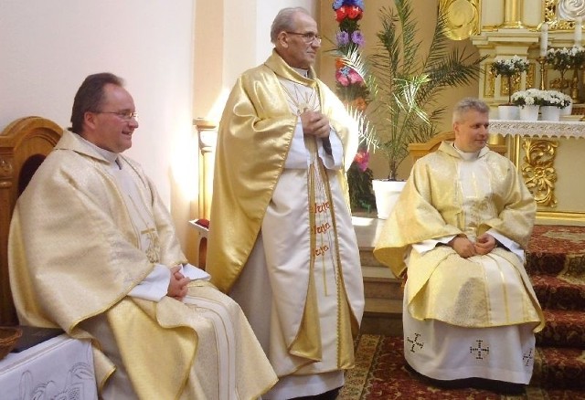 Ksiądz Kazimierz Zaborowski (w środku) obchodził w Kazimierzy Małej 50-lecie posługi kapłańskiej.