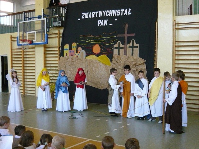 Dzieci z Publicznej Szkoły Podstawowej numer 1 w Przysusze przygotowały inscenizację wielkanocną.