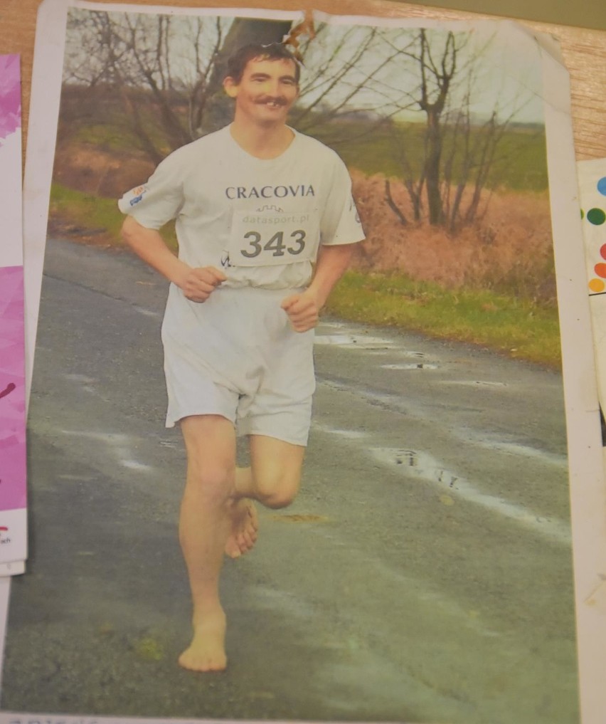 Pobił rekord Polski w bieganiu boso. Przebiegł ponad 113 kilometrów (zdjęcia)