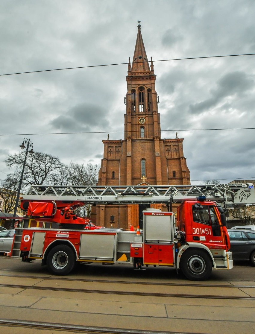Strażacy z Bydgoszczy zabezpieczyli luźne elementy na dachu...
