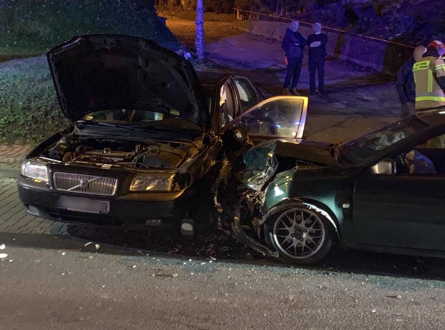 Do zdarzenia doszło we wtorek po godz. 18 na ul. Okrzei w Przemyślu. Kierująca volvo S80 wyjeżdżając z drogi podporządkowanej nie ustąpiła pierwszeństwa mężczyźnie w volvo V40. W groźnie wyglądającym zderzeniu nikt nie został ranny. Uczestnicy zdarzenia byli trzeźwi.Zobacz też: Pożar osobowego audi na ul. Przekopanej w Przemyślu [ZDJĘCIA, WIDEO]