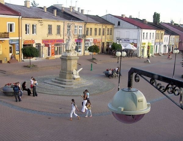 Tarnobrzeski rynek. Właściciele przylegających do niego lokali twierdzą, że sielski w ciągu dnia obrazek, wieczorami zmienia się w koszmar.