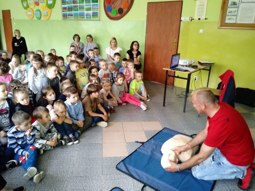 Uczniowie z powiatu koneckiego uczą się jak bezpiecznie wypoczywać podczas wakacji [ZDJĘCIA]