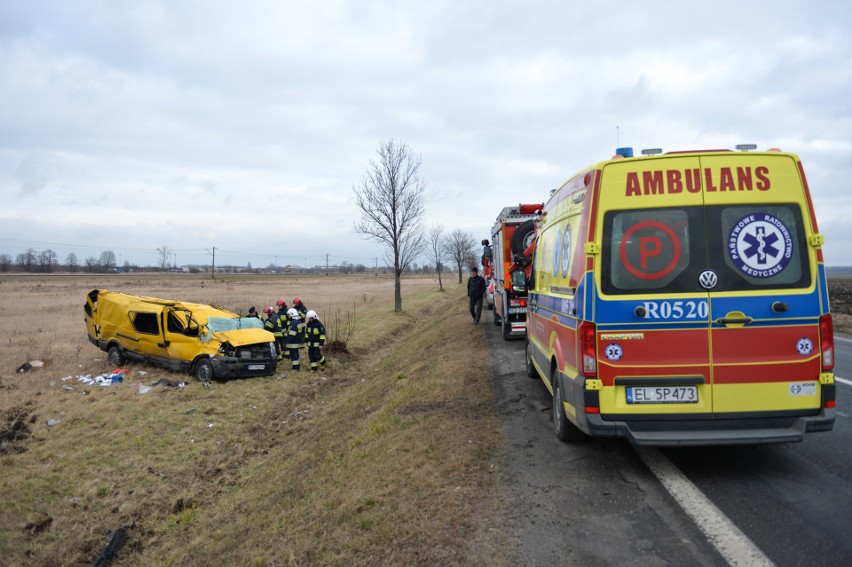 Koszmarny wypadek na drodze krajowej nr 28 pod Przemyślem. Dachował bus [ZDJĘCIA]